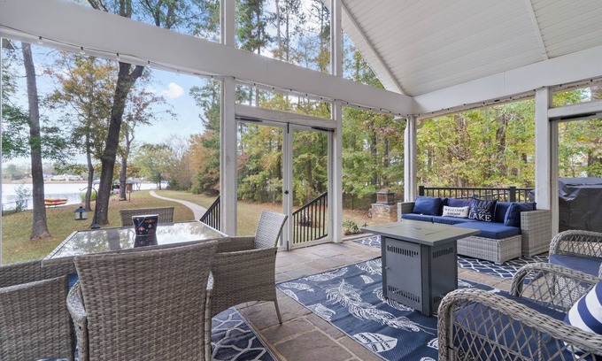 Eatonton Casa | Spacious 6-Bed Lakefront Retreat 2 King Ensuites, Screened Porch & Amenities