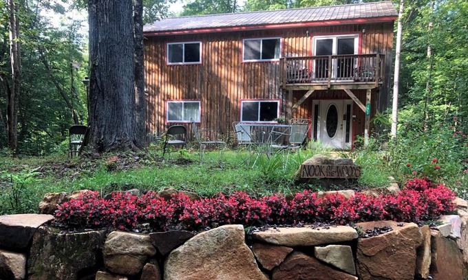 Moravian Falls Cabina | Spacious 6-bedroom lodge in peaceful Moravian Falls with WiFi, AC