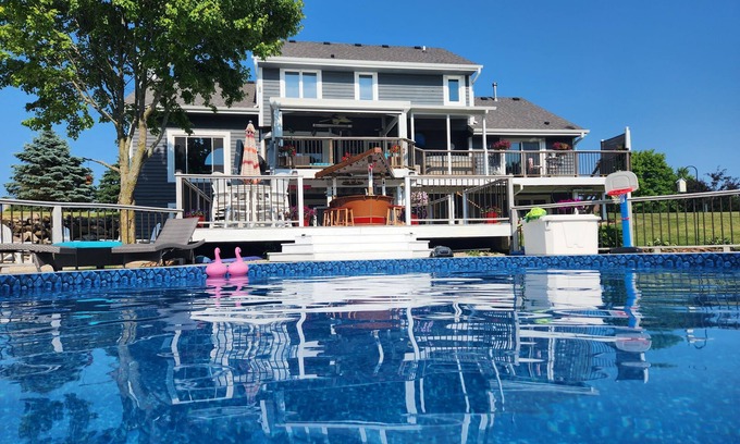 Hartford Casa | Spacious 6-bedroom 4 bathroom house in marvelous Hartford with pool and hot tub!