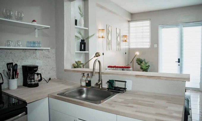 Catano Apartamento | Spacious 6-bedroom 4-bath w. 2 King Beds in Vibrant Catano Ferry to Old San Juan