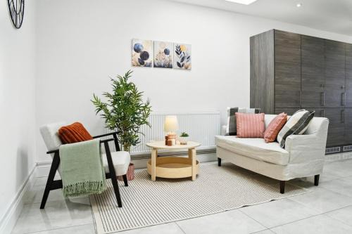 Walsall Casa | Spacious 6-Bedroom/6-Bathroom Stay in Bloxwich
