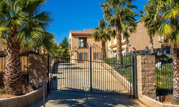 Agua Dulce Casa | Spacious 6- bedroom, 8 beds, 7 bathroom home with beautiful lake view