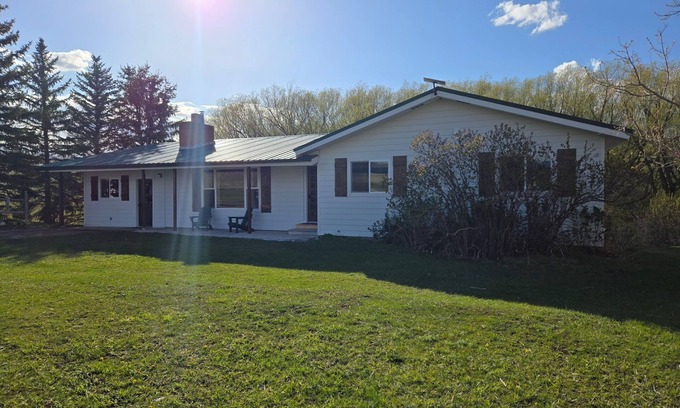 Livingston Casa | Spacious 6-bedroom house with AC, WiFi on a real working cattle ranch