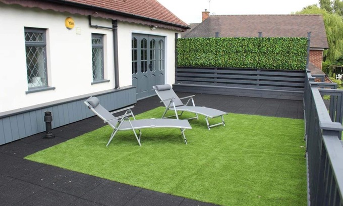 Nuneaton Casa | Spacious 6 bedroom home with outdoor dining area