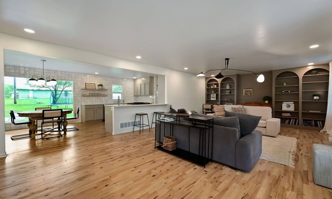 Grandview Casa | Spacious 6-bedroom house in Grandview with AC, WiFi. Pets Welcome!