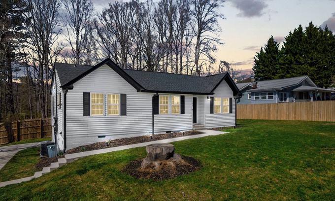 Brevard Casa | Spacious 6-bedroom house in beautiful Downtown Brevard