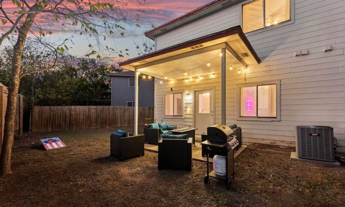 Austin Casa | Spacious 6-bedroom house with WiFi, Backyard and AC in amazing Austin!