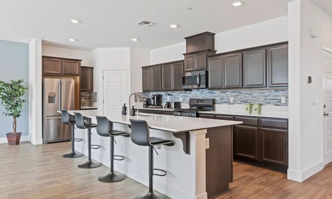 Merced Casa | Spacious 6-bedroom house in fabulous Merced with WiFi, Near Hospitals and Dining