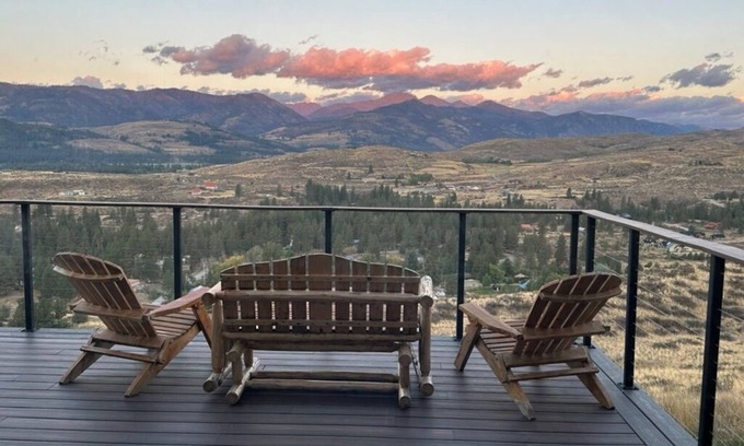 Winthrop Casa | Spacious 6-bedroom lodge/house overlooking charming Winthrop with WiFi, AC