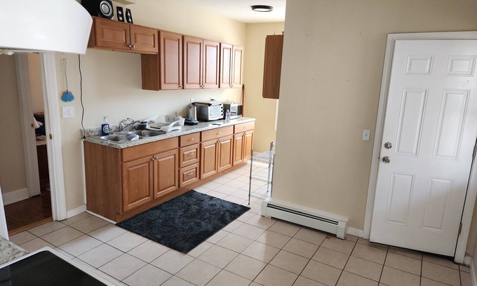 Springfield Casa | Spacious 6-bedroom house in welcoming Springfield with AC, WiFi