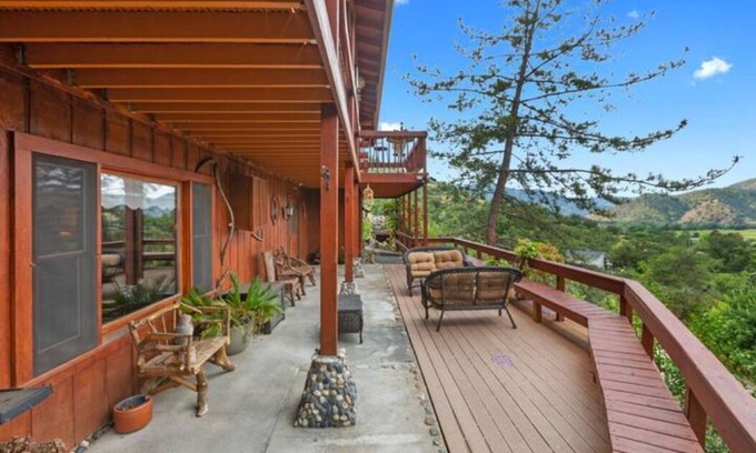 Three Rivers Cabina | Spacious 6-bedroom cabin with AC and WiFi in tranquil Three Rivers