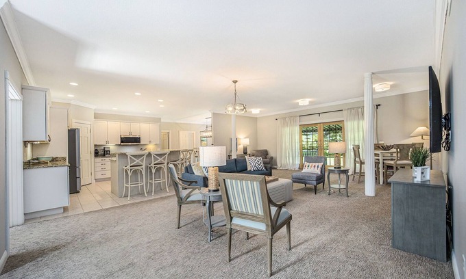 Harbor Springs Casa | Spacious 6 BR Harbor Springs home- walk to town, short drive to beaches/slopes!