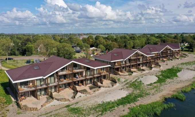 Workum Apartamento | Spacious 6-person apartment with sauna, bathtub, and IJsselmeer view. Perfect for families or friends by the water.