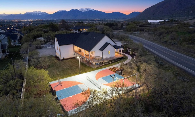 Salem Casa | Spacious 6000 sqft Retreat with Pickleball Court & Entertainment Galore