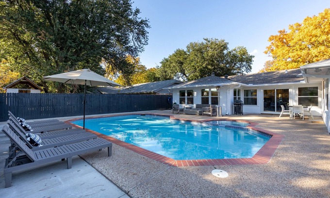 Ederville Casa | Spacious 6BR by AT&T Stadium Stockyard Heated Pool
