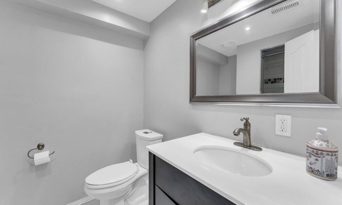 Brampton Apartamento | Spacious 6BR Getaway | Sleeps 16 | Yard & Parking