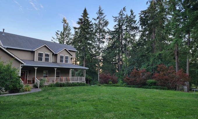Oregon City Casa | Spacious 6BR Home with Bonus Rooms, Office Space, Gym, and Sport Court