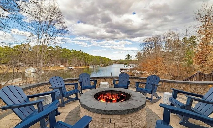 Henrico Casa | Spacious 6BR house w/ dock, kayaks, fire pit, and close to amenities. Sleeps 16.