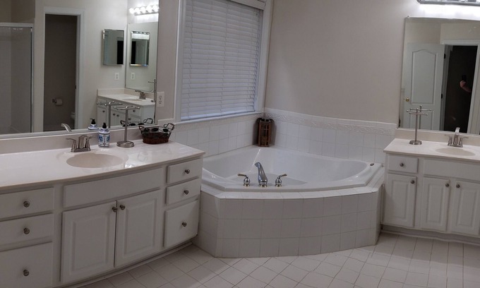 Severn Casa | Spacious 6BR Retreat in Fabulous Severn, Fitness Room, AC & Fast WiFi!