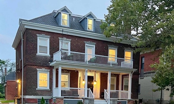 Downtown Niagara Falls Casa | Spacious 7-bedroom modern house walk to Niagara Falls