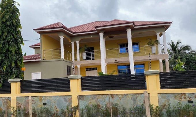 Prampram Casa | Spacious 7-bedroom house with WiFi and AC in Dawhenya