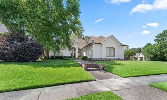 South Baton Rouge Casa | Spacious 7-bedroom house LSU fans Modern