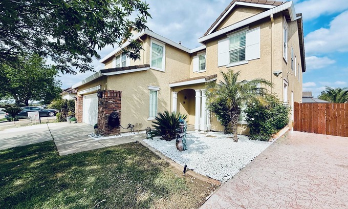 Merced Villa | Spacious 7-bedroom villa in brilliant Merced with WiFi, fitness room, AC