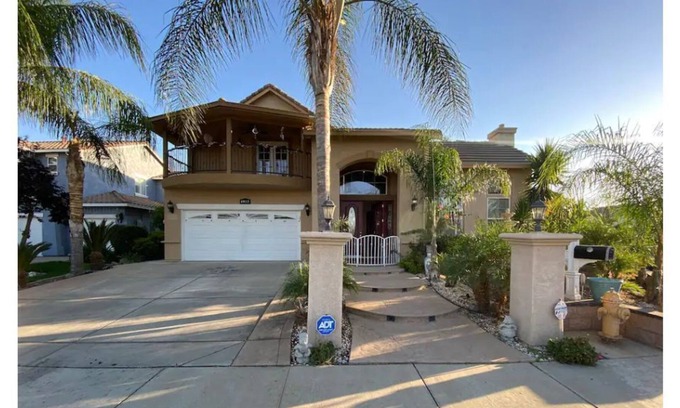 Atwater Casa | Spacious 7 BR home- king beds - sleeps 15- free parking -safe quiet neighbrhood