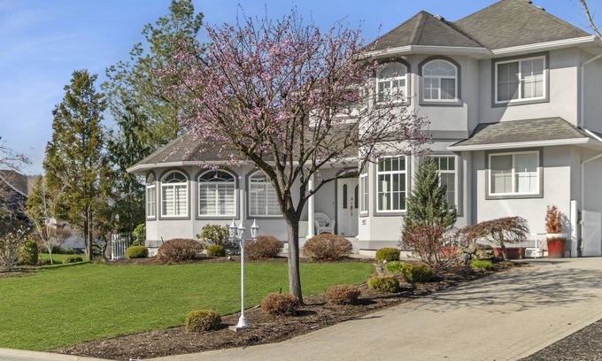 Popkum Casa | Spacious 7 BR House With Pool & Hot Tub Near Harrison Hot Springs