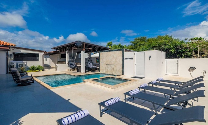 Esmeralda Casa | Spacious 7BR Island Retreat with 8 Beds of Comfort at Sotto del Sol by Bocobay