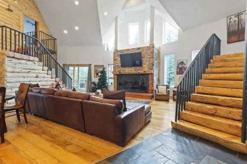 Blue River Casa | Spacious 7BR Lodge with Hot Tub Sauna and Mtn Views
