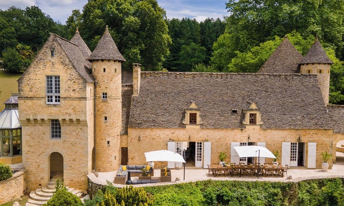 Saint-Cyprien Casa | Spacious 8-bedroom chateau in charming Saint-Cyprien with pool, bar and gym