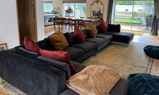 Eccles Casa | Spacious 8 bedroom house with fireplace