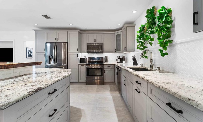 Davie Cabaña | Spacious 8BR w/ Guesthouse + Pool & Tons of Games