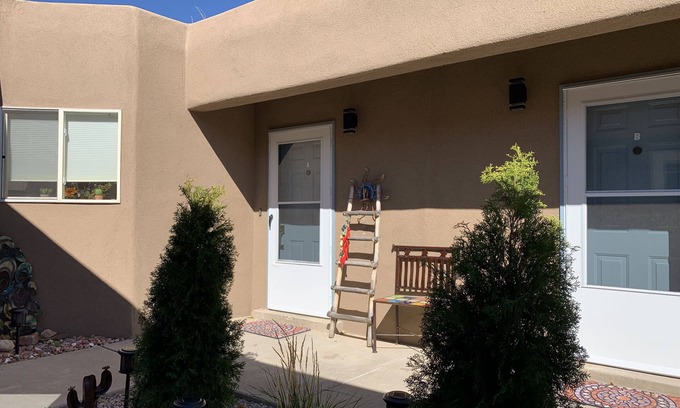 Southside Apartamento | Spacious 950 sq ft 2 BR 1.7BA w/yard (Remodeled)
