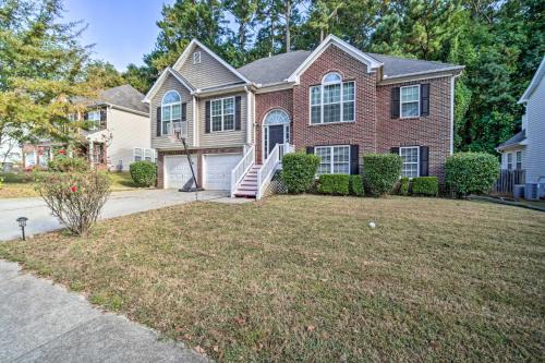 Acworth Casa | Spacious Acworth Home with Deck about 1 Mi to Lake