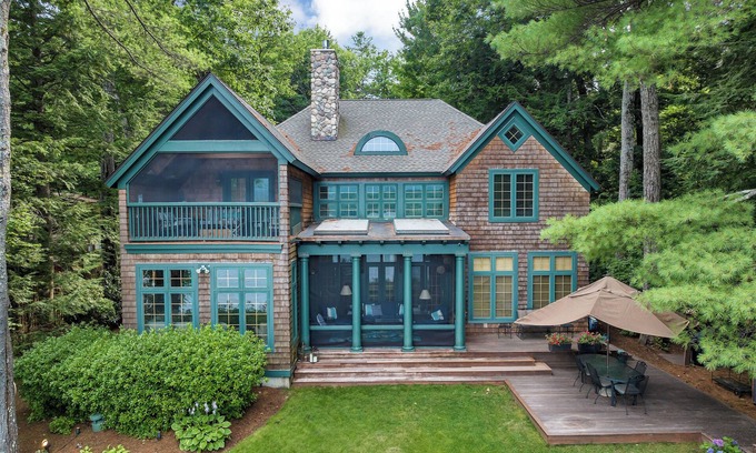 Moultonborough Casa | Spacious Adirondack sleeps 12 with stunning views of Castle In The Clouds