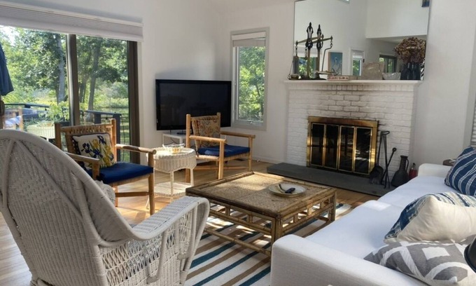 Sag Harbor Casa | Amplia, espaciosa, tranquila, casa recientemente renovada en un lote arbolado privado con estanque