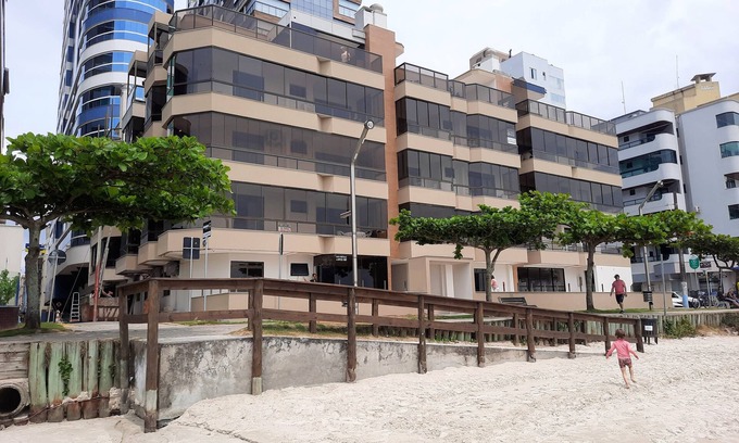 Itapema Apartamento | Apartamento espacioso, bien ventilado, bien ubicado y caminar en la arena