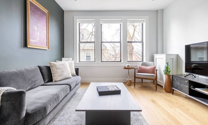 Brighton Apartamento | Spacious Allston 2BR w/ W/D in basement
