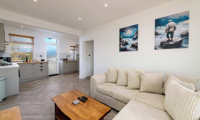Neath Casa | Spacious and Comfortable 3 Bedroom Welsh Retreat