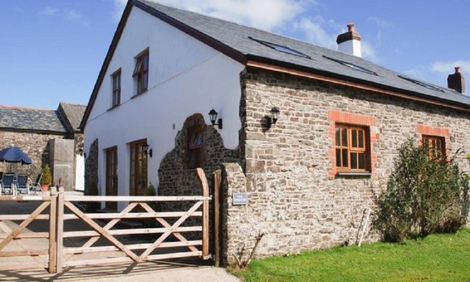 Hartland Casa | Spacious and Characterful 2 bedroom Detached Barn Conversion close to coast.