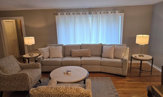 Benson Casa | Spacious and Charming 3-bedroom house with WiFi, AC in beautiful Omaha
