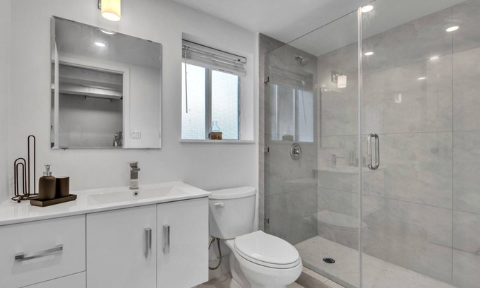Upper Lonsdale Apartamento | Spacious and cozy unit, perfect for a comfortable retreat
