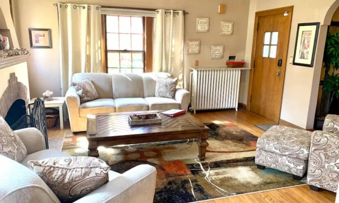Robbinsdale Casa | Spacious and comfortable! A charming gem, located on Victory Memorial Parkway.