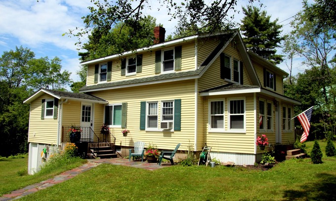 Boothbay Harbor Casa | Camina a la ciudad desde el elegante New England Home.