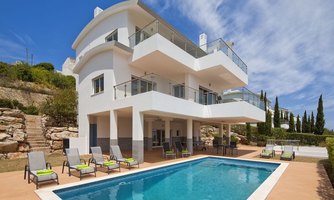 Vila do Bispo Villa | Amplia Villa de 4 dormitorios / 4 baño cerca de Burgau y la playa con jacuzzi y piscina