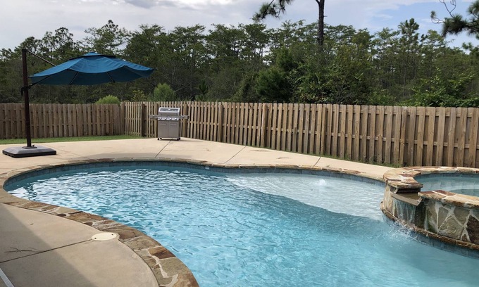 Gulf Breeze Casa | SPACIOUS and COZY 4 bedroom home w pool & spa