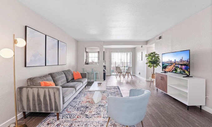 Pleasant Valley Apartamento | Spacious and Cozy King Bed 2BR Suite, 5 Min to DT