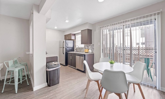 Riverside Apartamento | Spacious and Cozy King Bed 2BR Suite 5 Min to DT